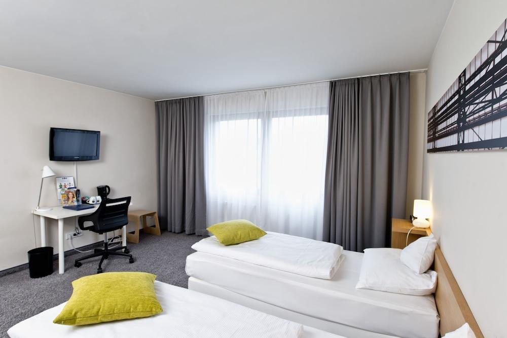 Отель Tryp By Wyndham Frankfurt Франкфурт-на-Майне Экстерьер фото
